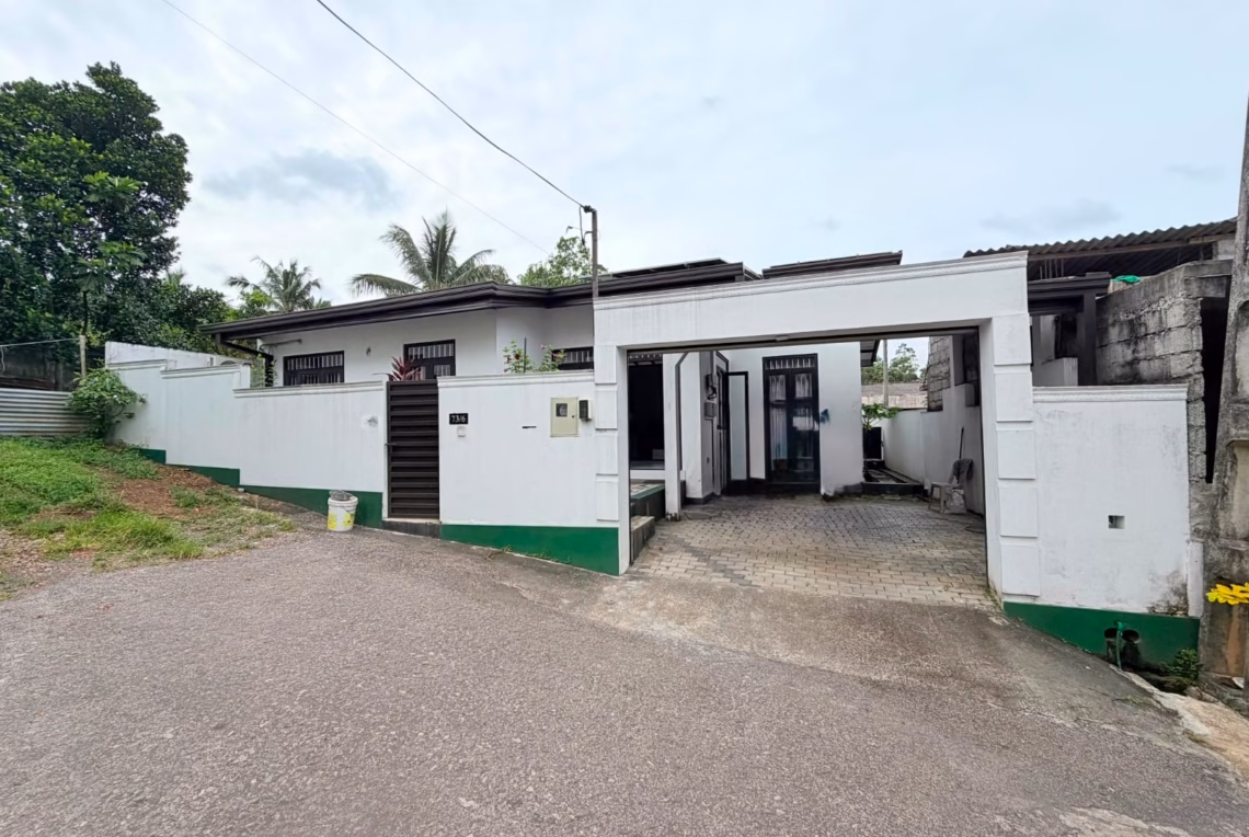 Piliyandala Madapatha 03 Bed Room House on 7 Perches of Land for Sale